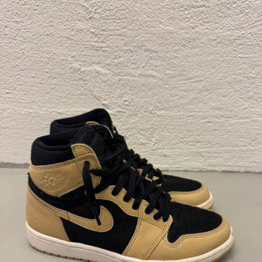 Air Jordan 1 Retro High OG Heirloom