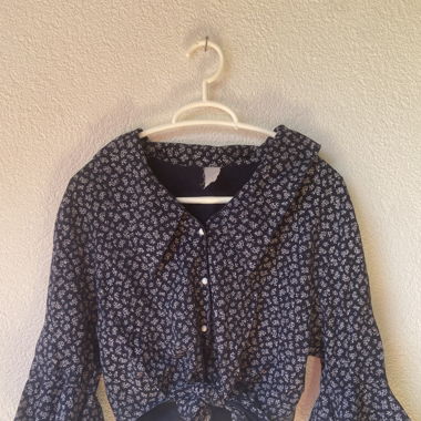 Blouse bleu marine à nouer – Imprimé fleuri blanc