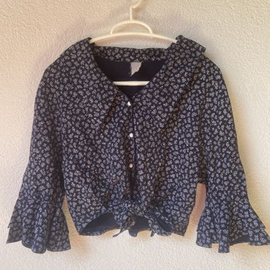 Blouse bleu marine à nouer – Imprimé fleuri blanc