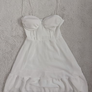 Abito bianco con spalline sottili