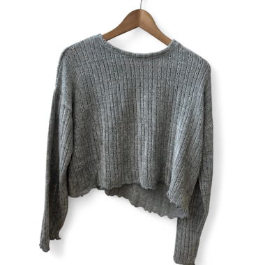 Grauer gehäkelter Crop-Pullover