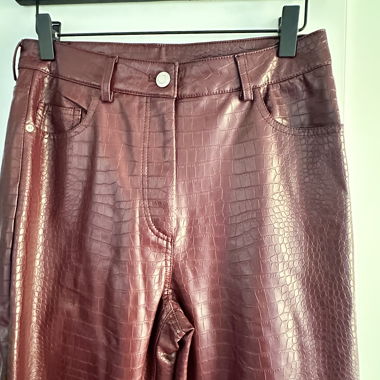 Pantaloni in finta pelle bordeaux