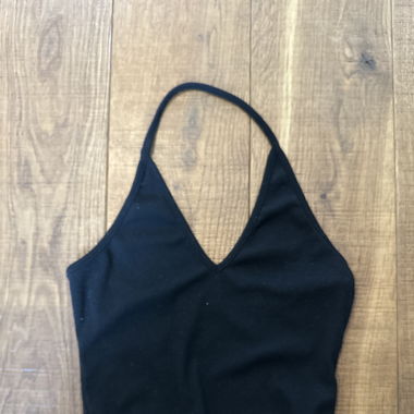 Schwarzes Top mit Nackenschlaufe