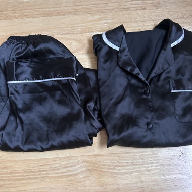 Ensemble de pyjama en satin noir