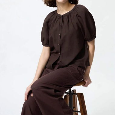 Braune Bluse mit kurzen Puffärmeln