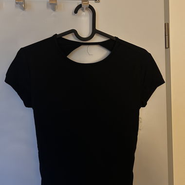 T-shirt nero schiena scoperta