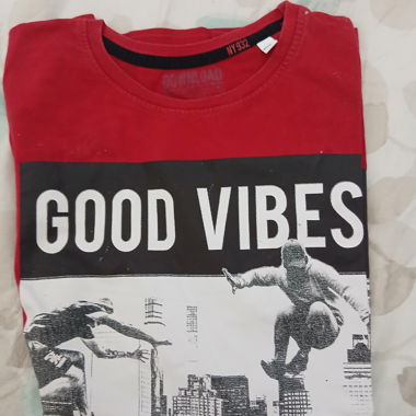T-shirt rouge graphique
