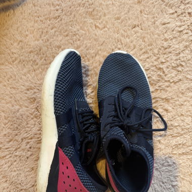 blaue sportschuhe 