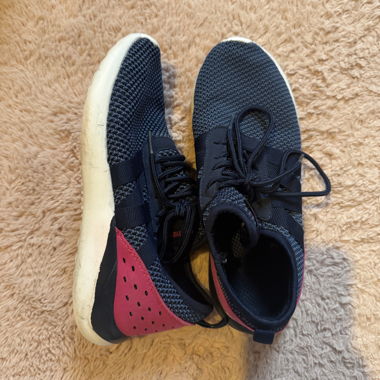 blaue sportschuhe 