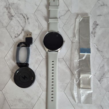 Smartwatch con cinturino in silicone e metallo