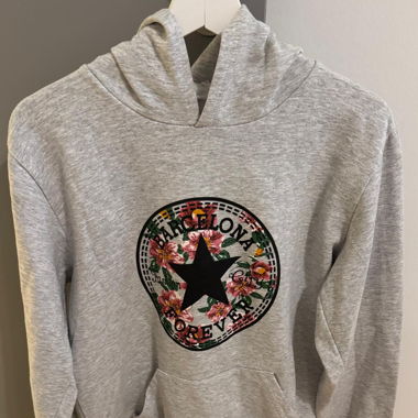 Grauer Hoodie mit Barcelona-Print