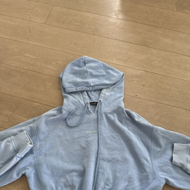 Blauer bauchfreier Pullover