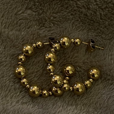 Goldfarbene Creolen mit Kugeln