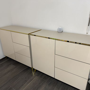 Beiges Sideboard-Set mit Goldakzenten