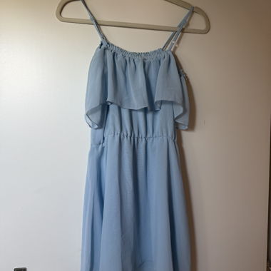 Kleid mit Rüschen in Hellblau