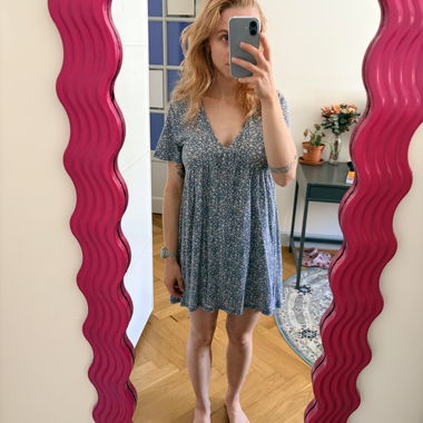 Blaues Blumenkleid