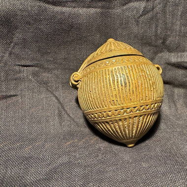 Antico contenitore in bronzo 2