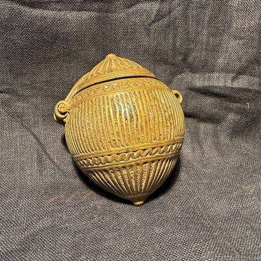 Antico contenitore in bronzo 2