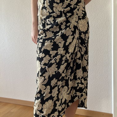 Long skirt with small slit