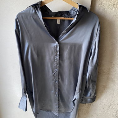 Schönes satinblaues Hemd H&M Grösse XS