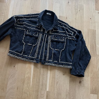 Veste en jean noire cloutée