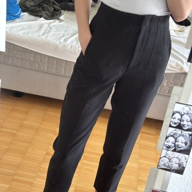 Pantalon noir taille haute à plis