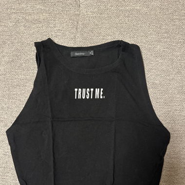 Schwarzes Crop Top