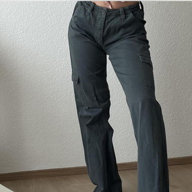 low waisted dark greenish/grey cargo pants