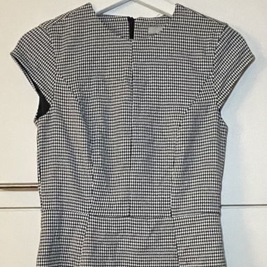 Kurzärmliges, schwarz-weisses Businesskleid