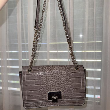 Schultertasche aus grauem Kunstleder mit Krokodil‑Effekt