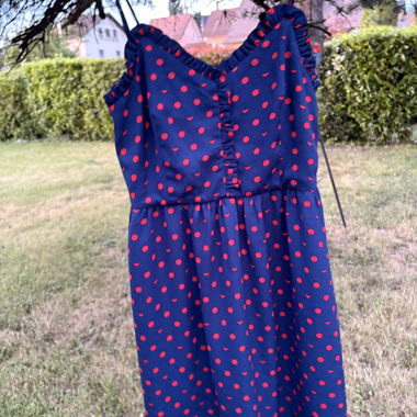 Marineblaues Kleid mit roten Punkten