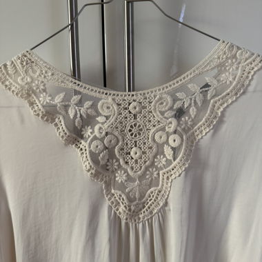 Satiny blouse in butter yellow / cream