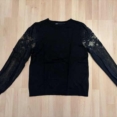 Schwarzer Pullover mit Spitzenärmeln