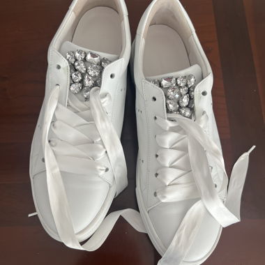 Sneakers bianche con dettagli in strass