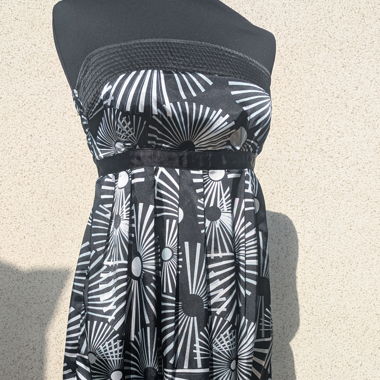 Schwarzes Bustierkleid mit grafischem Print