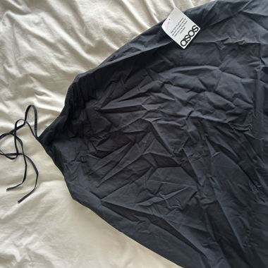 schwarzes Neckholder-Kleid