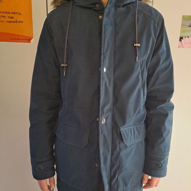 Blauer Winterparka mit Fellkapuze