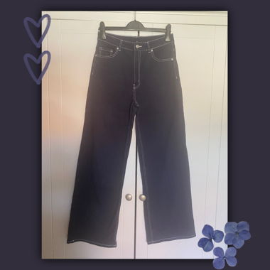 Jeans baggy blu scuro con cuciture bianche 🧵