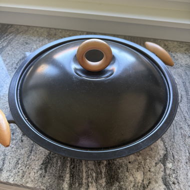 Cast-iron cooking pot with lid (WOK)