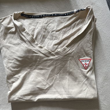 T-shirt GUESS à encolure en V S/M