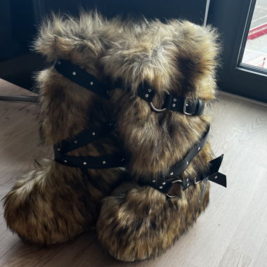 rockige Plateaustiefel mit Fell