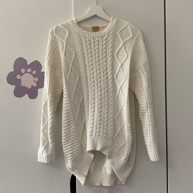 Weisser Strickpullover