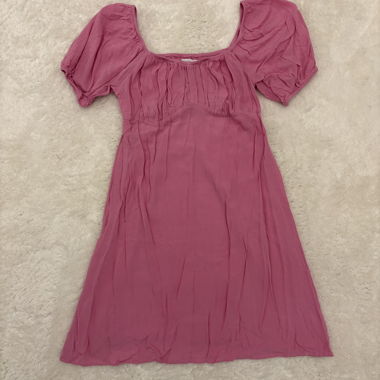 Pinkes Kleid mit Puffaermeln