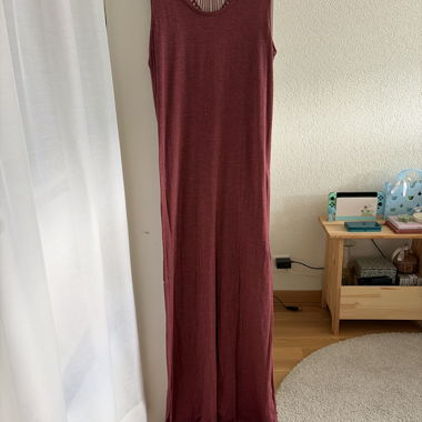sehr langes Sommer-Rotkleid