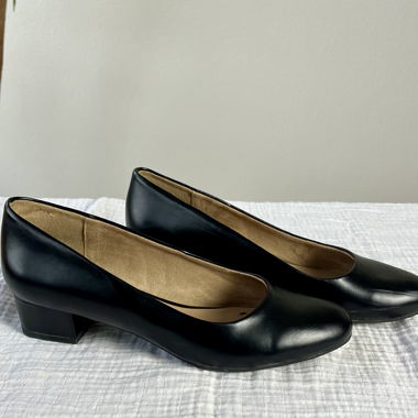 Pumps with low block heel