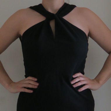 Elegantes schwarzes Kleid mit offenem Rücken