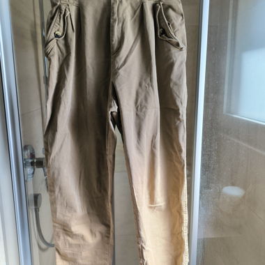 Pantaloni beige con pieghe