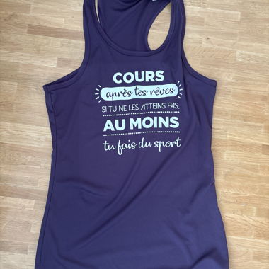 Top sportivo viola con slogan