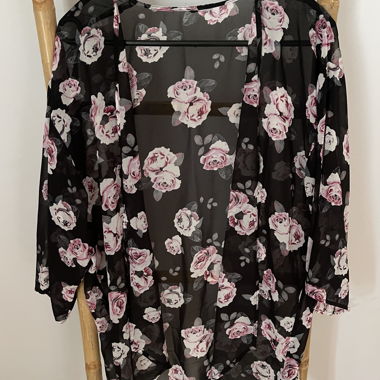 Blouse transparente à motif fleuri 