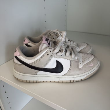 Nike Sneaker in Weiss/Beige mit Rosa